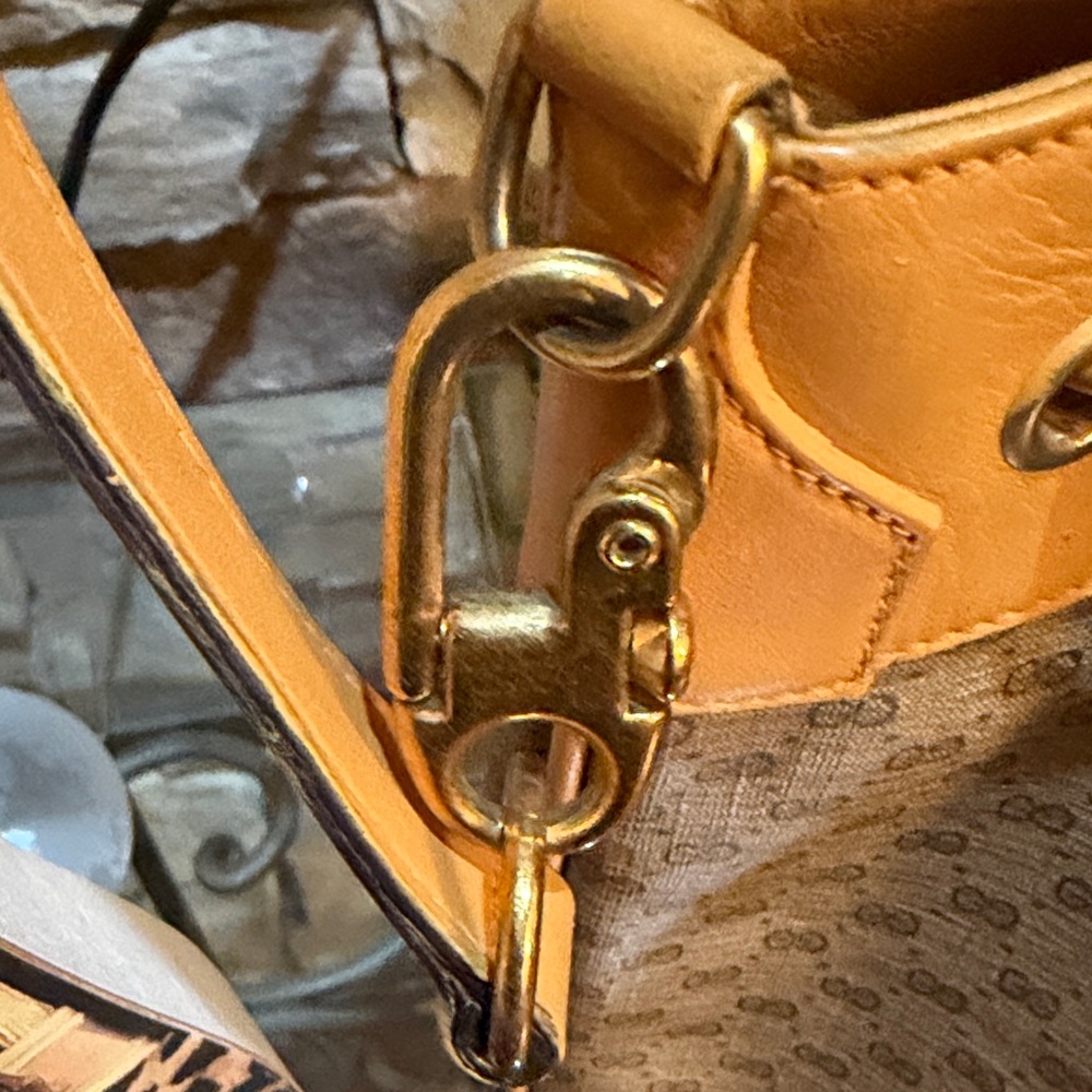 Gucci Sherryline Bucket Crossbody Bag with Gold Accents - Picture 3 of 13